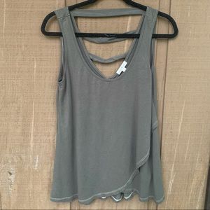 💜 2/$15 Super soft green tank Nine Britton